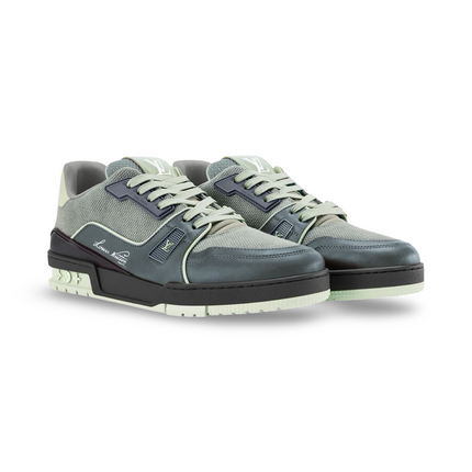 Trainer in Green