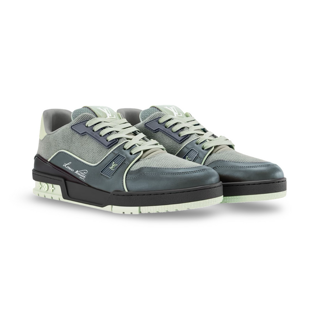 Trainer in Green