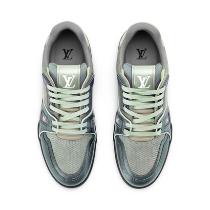 Trainer in Green