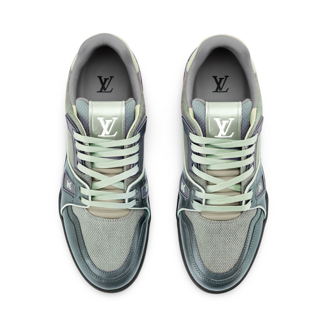 Trainer in Green