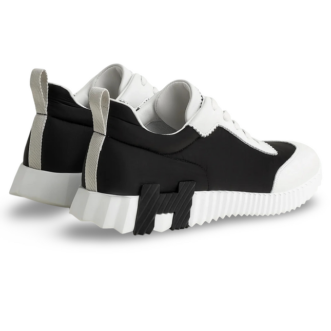 Bouncing Sneaker