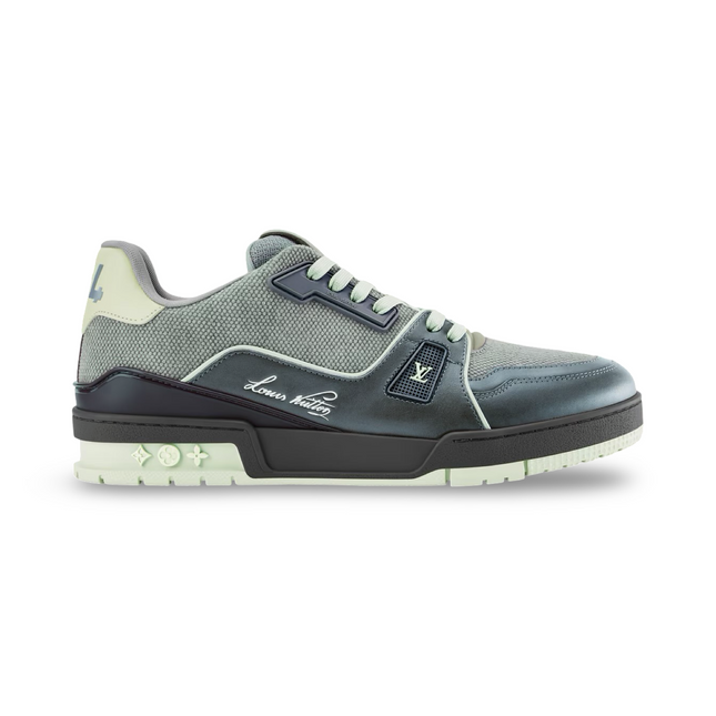 Trainer in Green